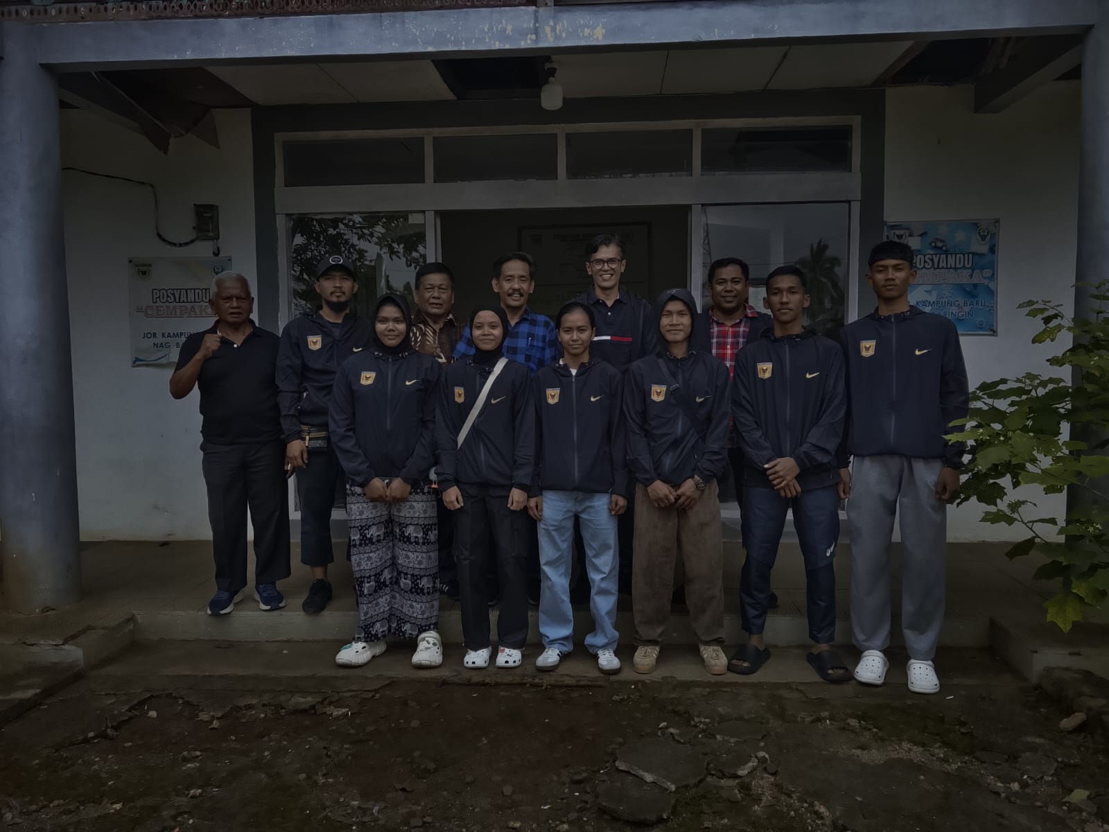 Atlit Taekwondo Tanahdatar dilepas Ketua KONI Novitra Kemala. (chandra antoni)